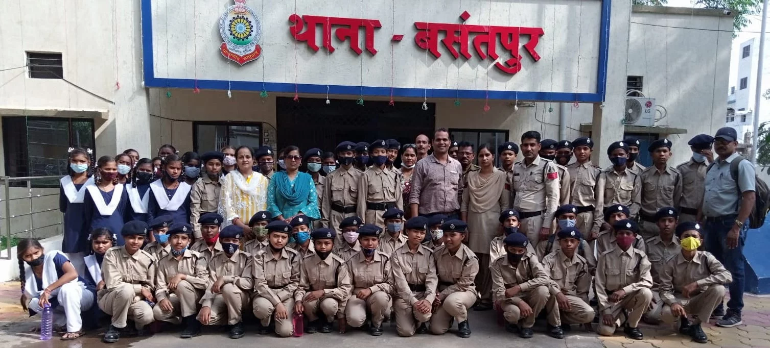 राजनांदगांव : पुलिस द्वारा ‘‘बाल सुरक्षा सप्ताह’’ के अवसर पर शासकीय हाई स्कूल पनेका राजनांदगांव के छात्र-छात्राओं को थाना बसंतपुर भ्रमण कराया गया…