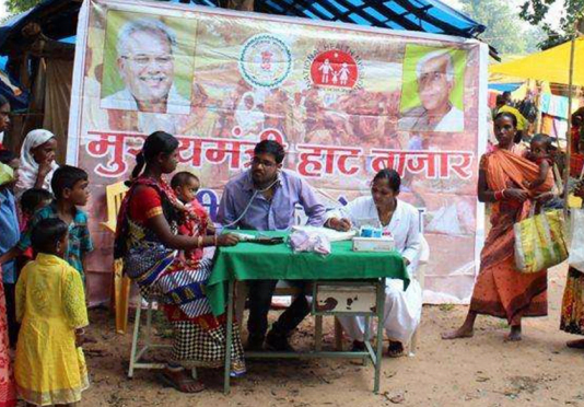 रायपुर : हाट बाजार क्लीनिक से दूरस्थ ग्रामीण क्षेत्रों में आसान हुई ईलाज की राह…