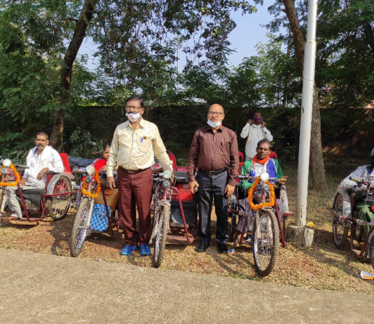 कवर्धा : दिव्यांग दिवस के अवसर पर दिव्यांगजनों को 8 बैट्री चलित मोटराईज्ड ट्रायसायकल, 1 ट्रायसायकल, 6 श्रवण यंत्र एवं यू.डी.आई.डी.कार्ड का किया गया वितरण…