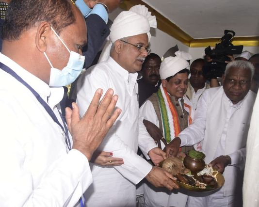 रायपुर : मुख्यमंत्री भूपेश बघेल ने किये मोतिमपुर अमरटापू धाम के दर्शन…