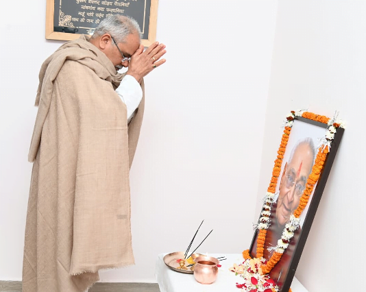 रायपुर : मुख्यमंत्री ने पूर्व मुख्यमंत्री मोतीलाल वोरा को उनकी जयंती पर किया नमन…