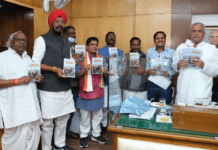 रायपुर : मुख्यमंत्री भूपेश बघेल ने ‘छै कोरी, छै आगर तरिया अऊ बूढ़ा नरवा’ पुस्तक का किया विमोचन…