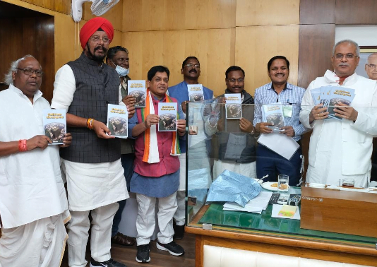 रायपुर : मुख्यमंत्री भूपेश बघेल ने ‘छै कोरी, छै आगर तरिया अऊ बूढ़ा नरवा’ पुस्तक का किया विमोचन…