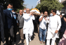 रायपुर : मुख्यमंत्री भूपेश बघेल ने पूर्व विधायक रमेश वर्ल्यानी के पार्थिव शरीर को कंधा देकर किया विदा…