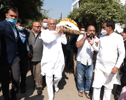 रायपुर : मुख्यमंत्री भूपेश बघेल ने पूर्व विधायक रमेश वर्ल्यानी के पार्थिव शरीर को कंधा देकर किया विदा…