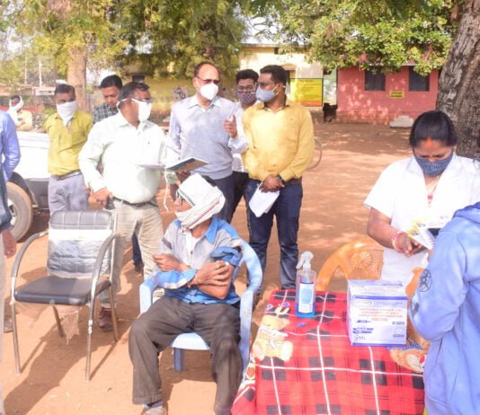 राजनांदगांव : कलेक्टर ने कोविड वैक्सीनेशन के विशेष महाअभियान के तहत वैक्सीनेशन सेंटर एवं मोबाईल मेडिकल टीम का किया निरीक्षण…