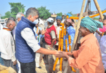 रायपुर : खरीदी केंद्रों में पूजा-अर्चना के साथ धान खरीदी शुरु, किसानों में खासा उत्साह…