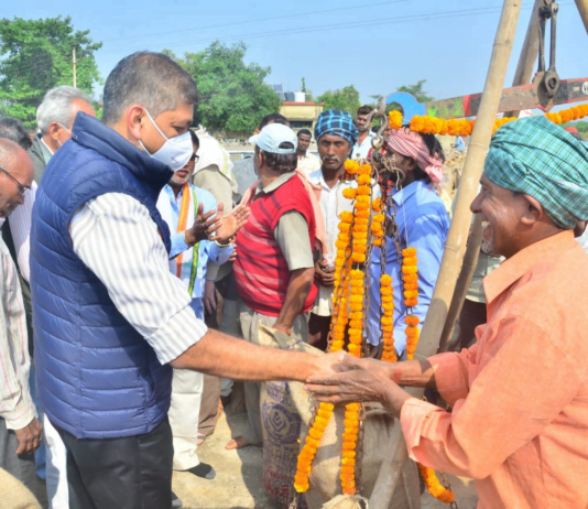 रायपुर : खरीदी केंद्रों में पूजा-अर्चना के साथ धान खरीदी शुरु, किसानों में खासा उत्साह…