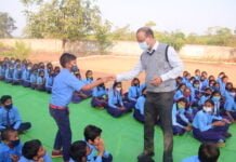 राजनांदगांव : कलेक्टर बच्चों से मिलने पहुंचे शासकीय पूर्व माध्यमिक शाला अचानकपुर…