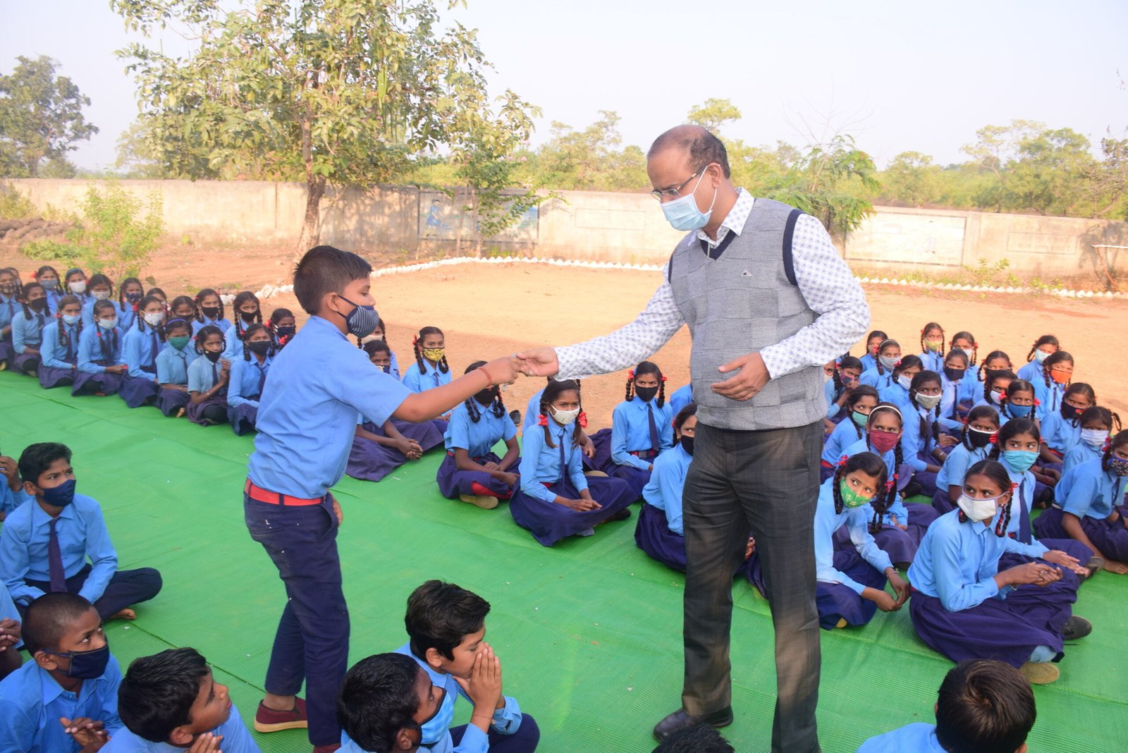 राजनांदगांव : कलेक्टर बच्चों से मिलने पहुंचे शासकीय पूर्व माध्यमिक शाला अचानकपुर…