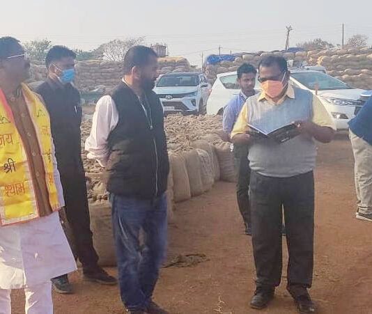 राजनांदगांव : खाद्य मंत्री भगत ने जिले के विभिन्न धान खरीदी केंद्रों का किया औचक निरीक्षण…