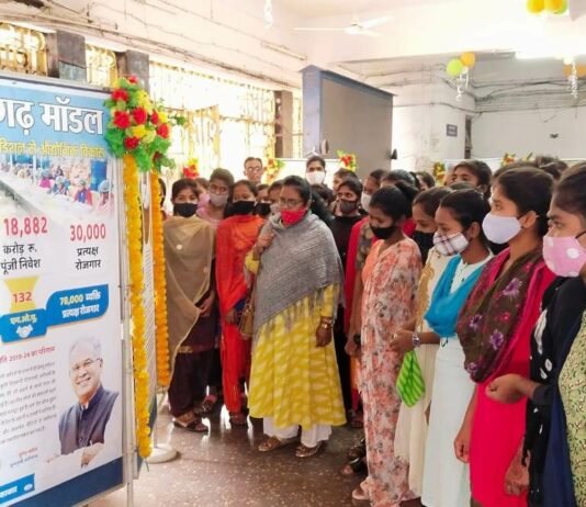 राजनांदगांव : जिला स्तरीय फोटो प्रदर्शनी में छात्रावास के विद्यार्थी अवकाश के दिनों में योजनाओं से हुए अवगत…