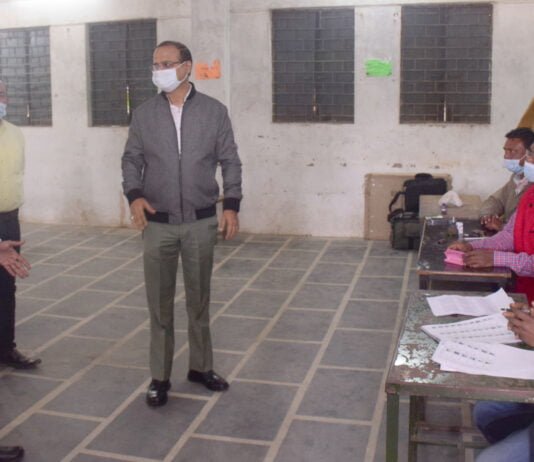 राजनांदगांव : कलेक्टर ने मतदान केन्द्र का किया निरीक्षण…
