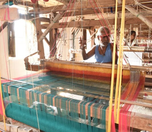 राजनांदगांव : जिले के हस्तनिर्मित वस्त्र फेब इंडिया, ईखादी, ट्रायफेड, आई टोकरी, एक गांव, बेबाक स्टूडियो बिलासपुर, फ्लिपकार्ड, अमेजन ऑनलाईन प्लेटफार्म पर उपलब्ध…