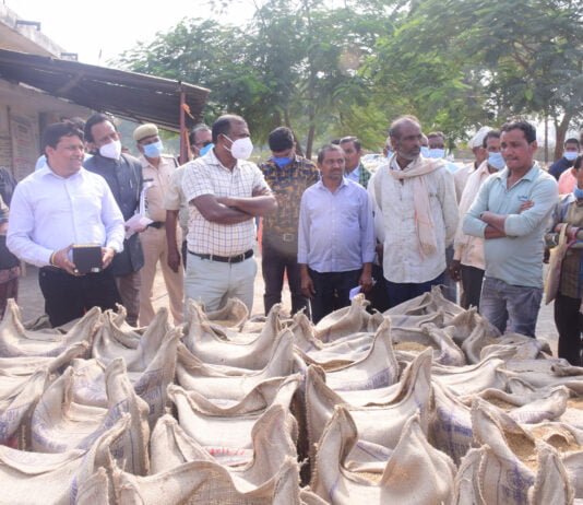 राजनांदगांव : प्रभारी सचिव डॉ. प्रसन्ना आर ने ग्राम ढोलपिट्टा के बैगा जनजाति के किसान से शासन द्वारा वनाधिकार पट्टा से प्राप्त भूमि से धान उत्पादन के लाभ के बारे में ली जानकारी…