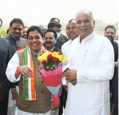 रायपुर : मुख्यमंत्री भूपेश बघेल ने प्रदेश के नगरीय प्रशासन एवं श्रम मंत्री डॉ. शिव कुमार डहरिया को उनके जन्मदिवस पर बधाई एवँ शुभकामनाएं दी…