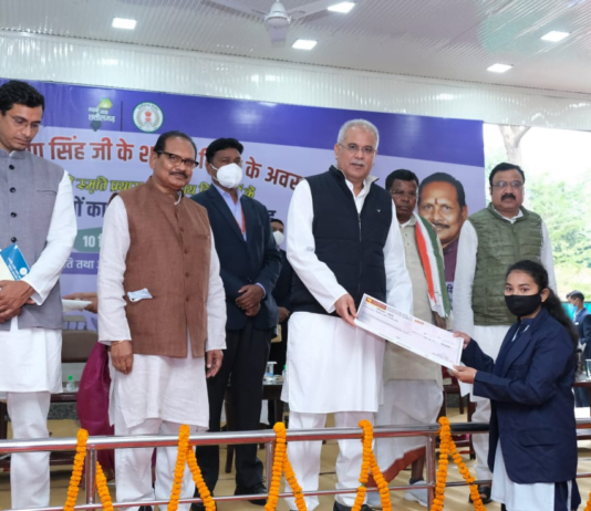 रायपुर : मुख्यमंत्री भूपेश बघेल ने यहां पर निवास कार्यालय में महान स्वतंत्रता संग्राम सेनानी शहीद वीर नारायण सिंह के शहादत दिवस पर आयोजित प्रतिभा सम्मान समारोह में…