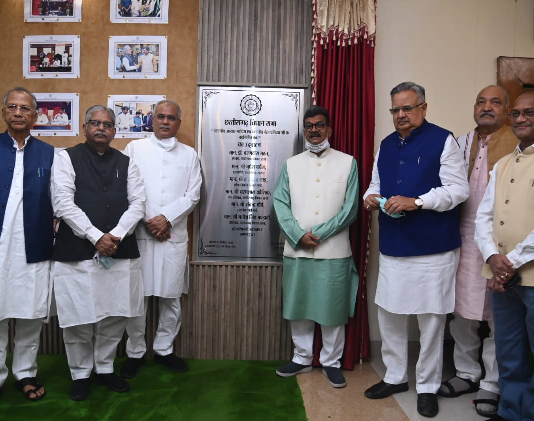 रायपुर :विधानसभा अध्यक्ष डॉ चरण दास महंत और मुख्यमंत्री भूपेश बघेल ने विधानसभा परिसर में नवनिर्मित कक्ष का उद्घाटन किया…