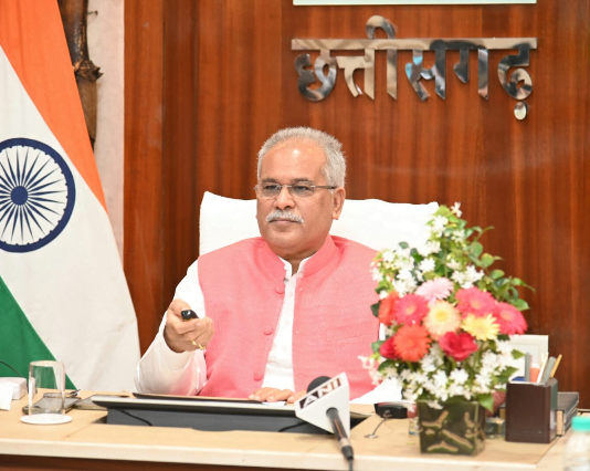 रायपुर : मुख्यमंत्री भूपेश बघेल ने अपने निवास कार्यालय में आयोजित गोधन न्याय योजना के राशि अंतरण कार्यक्रम में…