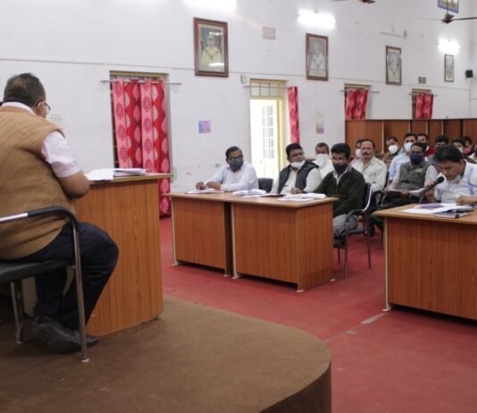 राजनांदगांव : आयुक्त ने ली निगम टी.एल. की बैठक, निर्माण कार्यो में गति लाने के दिये निर्देश…