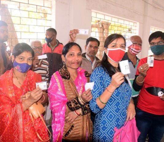 राजनांदगांव : जिले में नगरीय निकाय आम एवं उप निर्वाचन में आज महिलाओं, बुजुर्गों, दिव्यांगजनों, युवाओं सहित हर वर्ग के नागरिकों ने उत्साहपूर्वक किया मतदान…