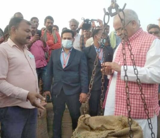 राजनांदगांव : मुख्यमंत्री धान उपार्जन केन्द्र जालबांधा में पहुंचे किसानों के बीच…