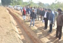 अम्बिकापुर : कलेक्टर ने किया डबरी निर्माण का निरीक्षण…