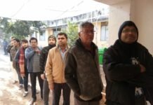 राजनांदगांव : खैरागढ़ नगर पालिका परिषद् राजनांदगांव शहर के तुलसीपुर वार्ड में सुबह 8 बजे से मतदान प्रक्रिया हुई शुरू : कड़ाके की ठंड के बीच में मतदाताओं की लग रही लाइन…