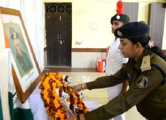 राजनांदगांव : शहीद लेफ्टिनेन्ट अरविन्द शंकर दीक्षित का 50 वां शहादत दिवस पर कान्यकुब्ज सभा एवं कैडेट क्लब राजनांदगाँव ने कस्तूबरा महिला मंडल भवन मे प्रार्थना सभा आयोजित…