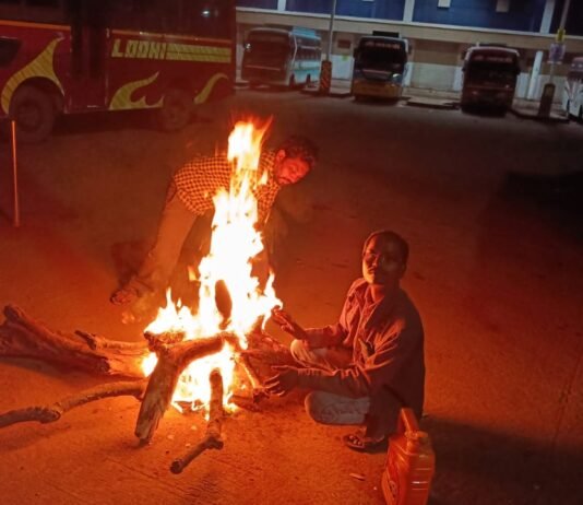राजनांदगांव : ठंड बढऩे पर नगर निगम द्वारा शहर के अनेक स्थानों पर अलाव की सुविधा दी गयी…