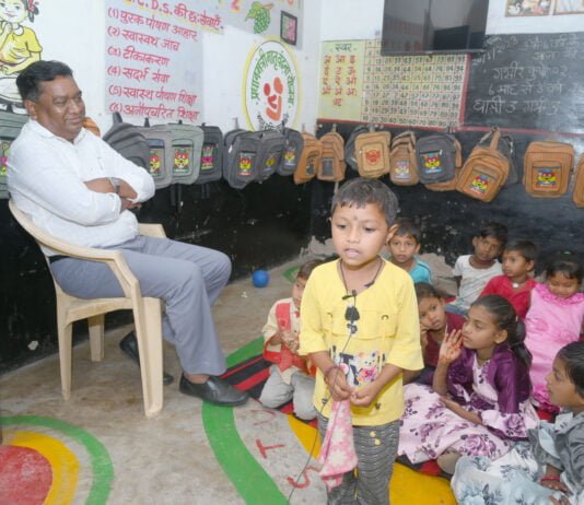 राजनांदगांव : कलेक्टर ने सुना आंगनबाड़ी केंद्र के बच्चों से अक्षर ज्ञान व कविता, परखा बच्चों का बौद्धिक स्तर…