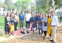 राजनांदगांव : कलेक्टोरेट गार्डन में बिखरे खुशियों के रंग ,छत्तीसगढ़ी कला संस्कृति की मोहक झांकी से सुज्जित पेंटिंग ने किया मुग्ध…