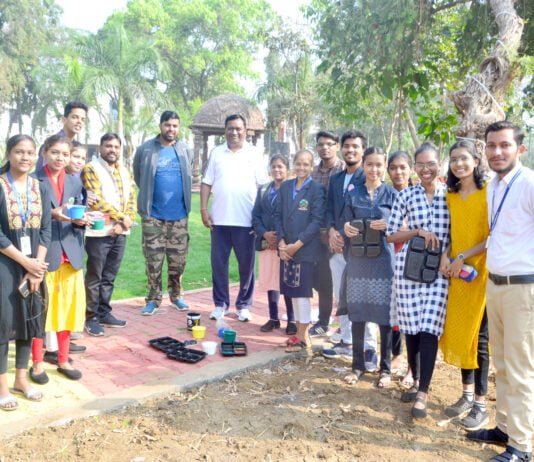 राजनांदगांव : कलेक्टोरेट गार्डन में बिखरे खुशियों के रंग ,छत्तीसगढ़ी कला संस्कृति की मोहक झांकी से सुज्जित पेंटिंग ने किया मुग्ध…