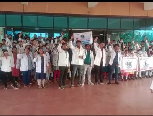 राजनांदगांव : मेडिकल कॉलेज के जूनियर डॉक्टरों ने वेतन बढ़ाने की मांग को पूरा नहीं करने का सरकार पर आरोप लगाते अनिश्चितकालीन हड़ताल पर…
