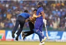 रायपुर : बीच मैच में नन्हे फैन ने रोहित शर्मा को किया हग…