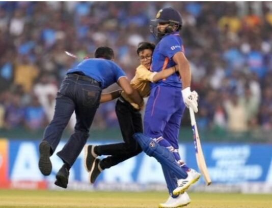 रायपुर : बीच मैच में नन्हे फैन ने रोहित शर्मा को किया हग…