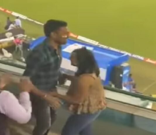 VISION TIMES : स्टेडियम में मैच के बीच फिल्मी अंदाज में प्रपोज करते हुए दिखे प्रेमी जोड़ा…