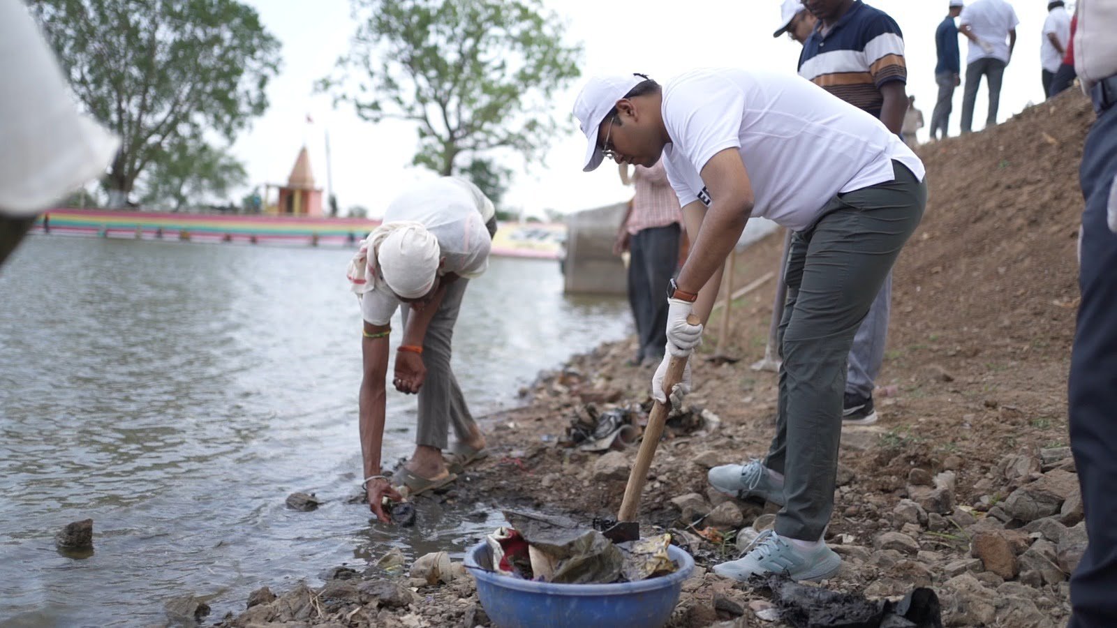 जल संरक्षण का पैगाम लिए तालाब की साफ-सफाई के लिए चला काफिला…
