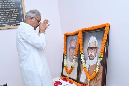 रायपुर : मुख्यमंत्री ने पंडित रविशंकर शुक्ल एवं शहीद विद्याचरण शुक्ल की जयंती पर उन्हें किया नमन…