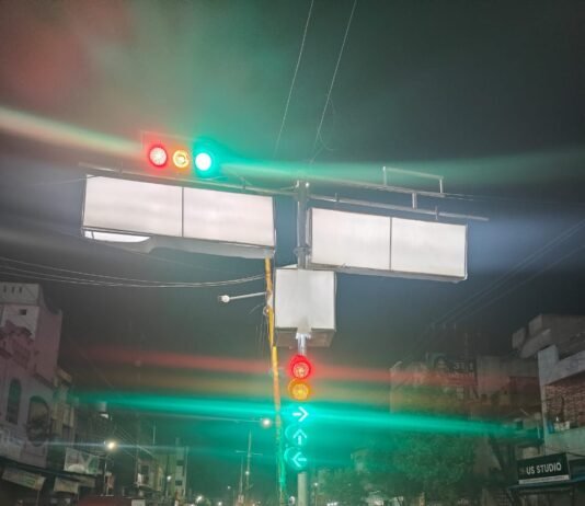 राजनांदगांव: बारिश से ट्रैफिक सिग्नल का हुआ ऐसा हाल, अचानक बत्ती रेड,यलो और ग्रीन एकसाथ जला…