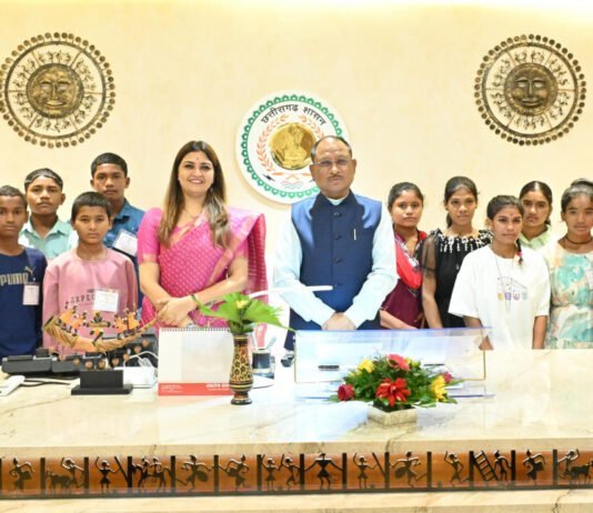 आज मुख्यमंत्री श्री विष्णु देव साय ने विधानसभा परिसर में इन बच्चों से मुलाकात की..