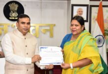 रायपुर : अतिविशिष्ट व्यक्तियों के आगमन पर उत्कृष्ट सेवा कार्य के लिए राजभवन के अधिकारियों-कर्मचारियों का सम्मान…