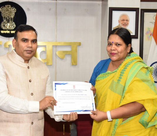 रायपुर : अतिविशिष्ट व्यक्तियों के आगमन पर उत्कृष्ट सेवा कार्य के लिए राजभवन के अधिकारियों-कर्मचारियों का सम्मान…