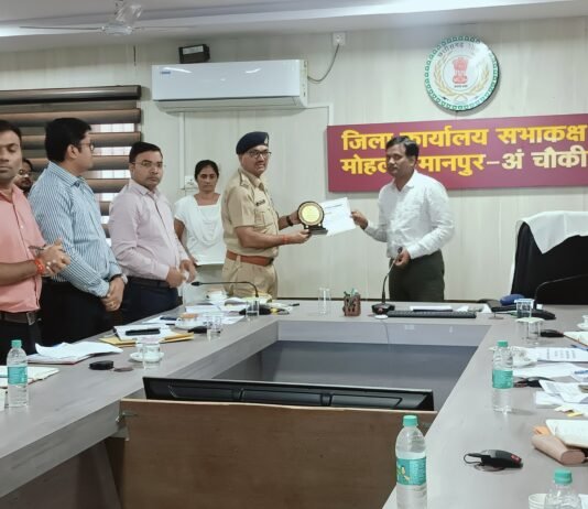 मोहला : कलेक्टर ने सुगम यातायात व्यवस्था के लिए यातायात प्रभारी को किया सम्मानित…