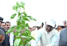 रायपुर : मुख्यमंत्री श्री विष्णु देव साय ने लगाया बेल का पौधा…