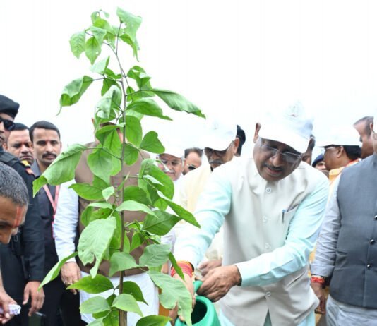 रायपुर : मुख्यमंत्री श्री विष्णु देव साय ने लगाया बेल का पौधा…