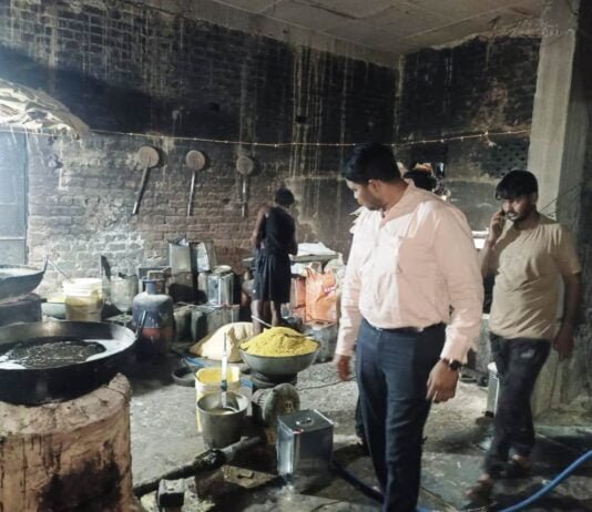 राजनांदगांव : खाद्य सुरक्षा विभाग द्वारा अवैध मिठाई कारखाना में दी गई दबिश…