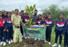 राजनांदगांव : एकलव्य विद्यालय में एक पेड़ माँ के नाम कार्यक्रम का हुआ आयोजन…