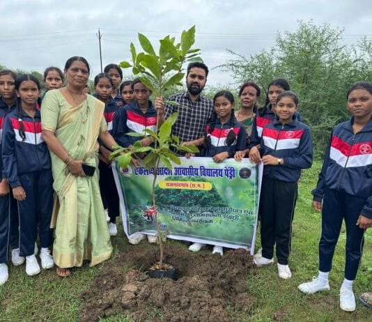 राजनांदगांव : एकलव्य विद्यालय में एक पेड़ माँ के नाम कार्यक्रम का हुआ आयोजन…