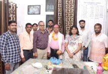 राजनांदगांव : जनसंपर्क कार्यालय में पदस्थ चौकीदार विजय कुमार उजवने को सेवानिवृत्त होने पर दी गई भावभीनी विदाई…